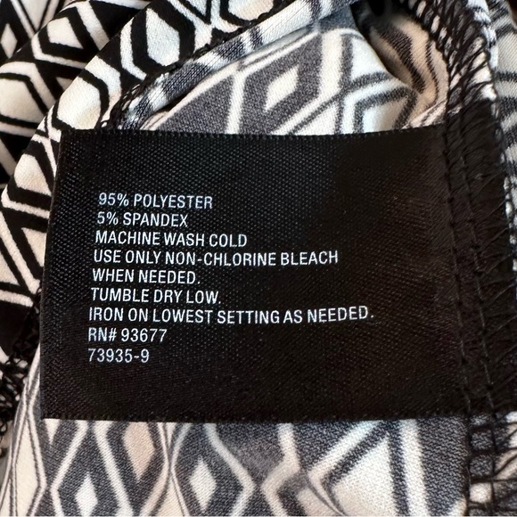 East 5th Women’s Blouse, Geometric Pattern, Size Large - Picture 6 of 6